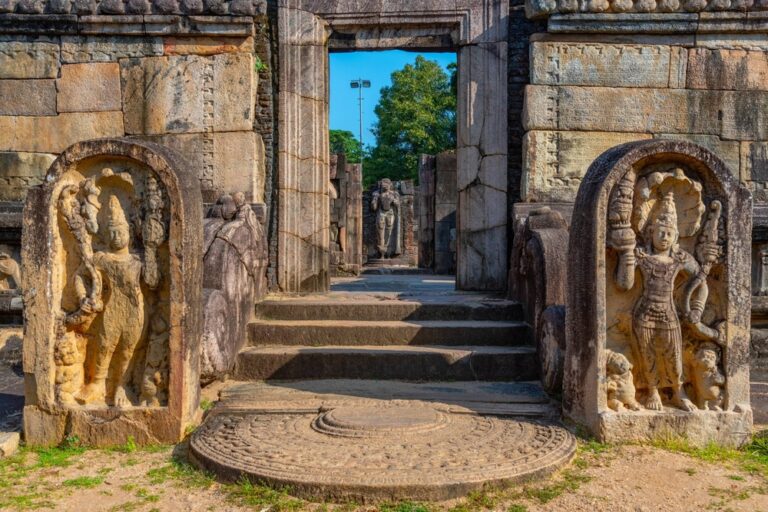 Statues,At,Hatadage,At,The,Quadrangle,Of,Polonnaruwa,Ruins,,Sri