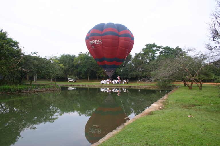 Landing,,Balloon,Festival,Sigiriya,,Sri,Lanka